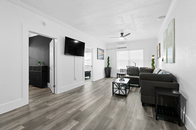 Building Photo - 806 E Chelsea St Rental