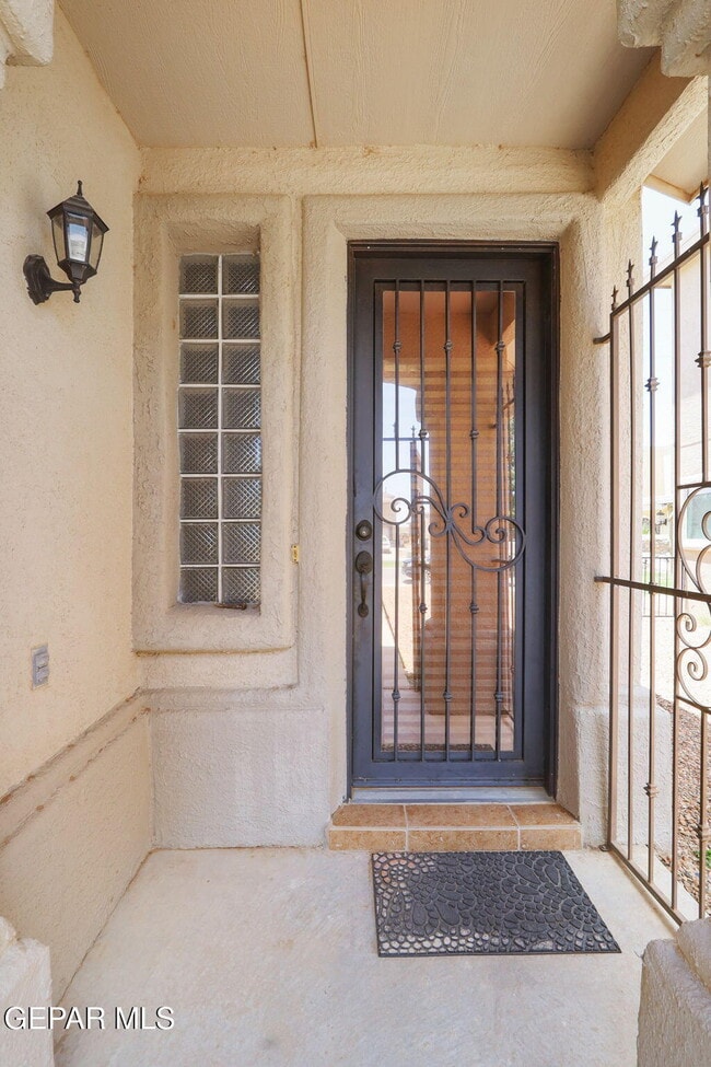 Photo - 2057 Shreya St