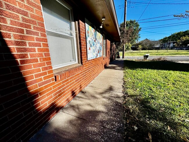 Photo - 557 N Limestone Unit 2