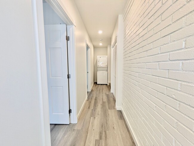 9938 SW Terwilliger Blvd Unit B - LOWER UNIT
