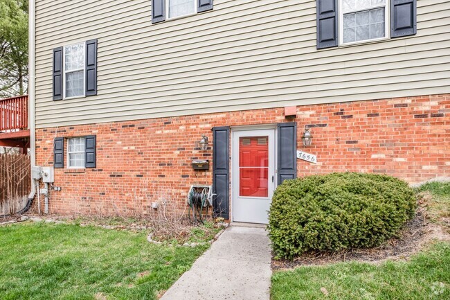 Building Photo - Beautiful 2 Bedroom Lower Level Condo in L...