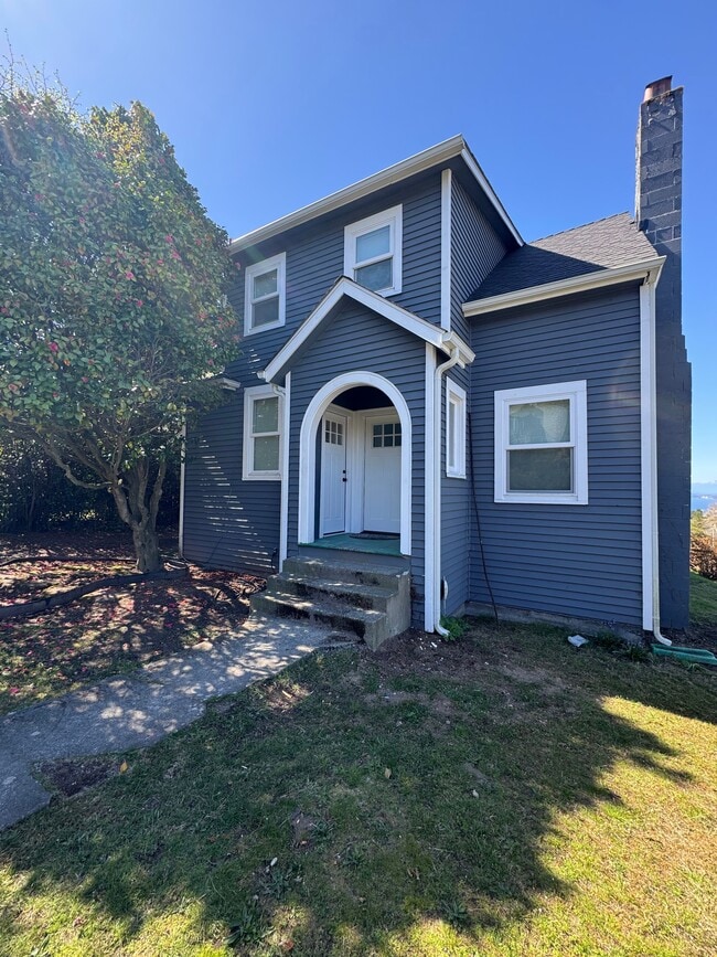 Building Photo - 6701 39th Ave SW Unit C