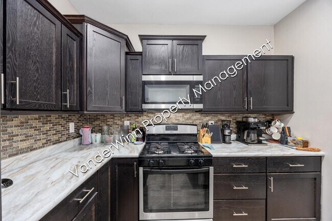 Photo - 739 Bates St SE