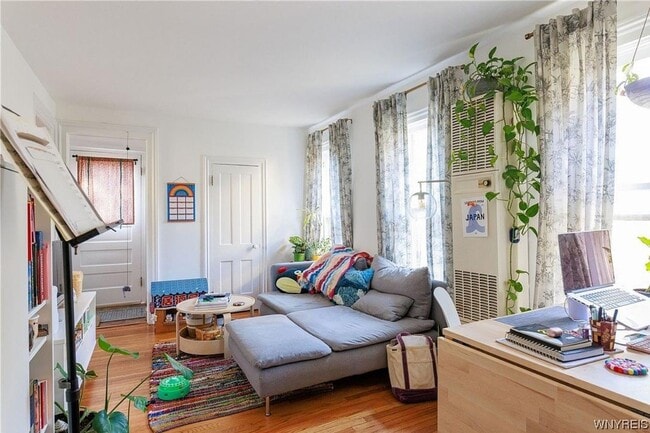 Photo - 129 College St Unit 3 - Upper Back