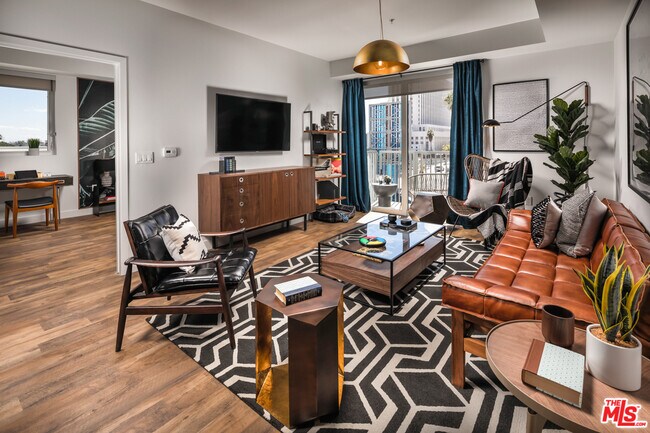 Photo - 555 N Spring St