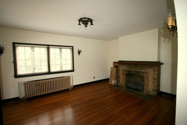 Front room - 328 S Aiken Ave Unidad 1st Floor