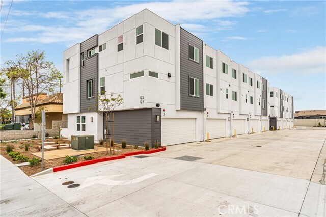 Photo - 123 E 223rd St