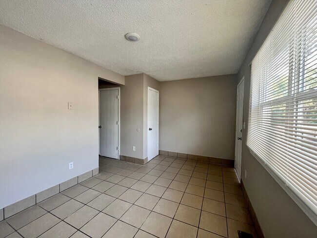 Building Photo - 2420 Delavan Ave Rental