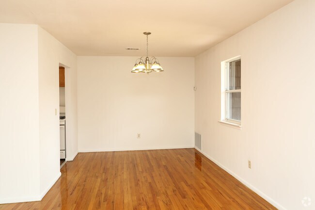 1 BD, 1BA (700sqft) - Dining Room