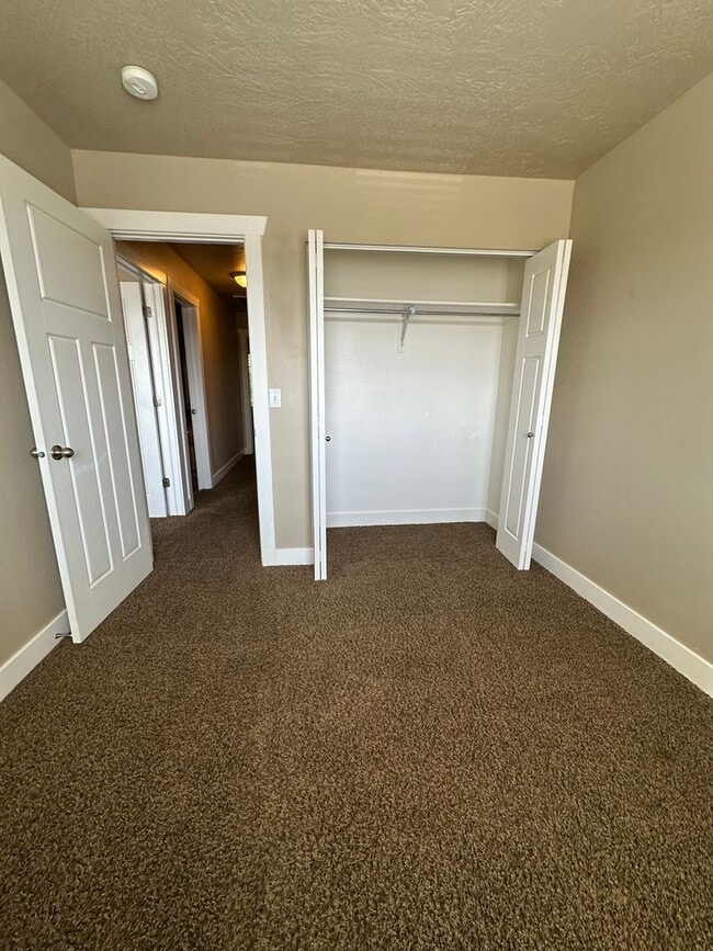 Building Photo - Dog friendly 3 Bedroom 2.5 Bath town home in Provo.