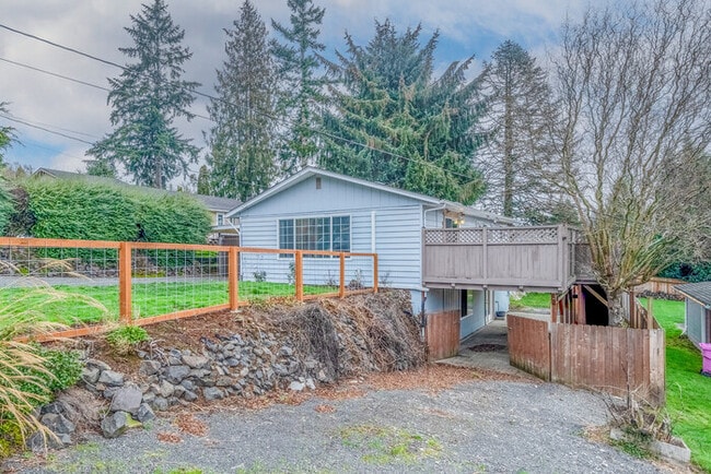 LARGE FOUR BEDROOM HOME WITH TWO KITCHENS