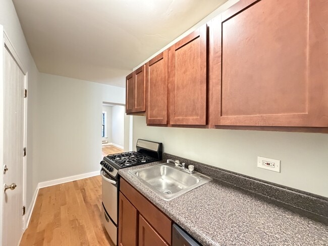 850 W Cornelia Ave Unit J04P