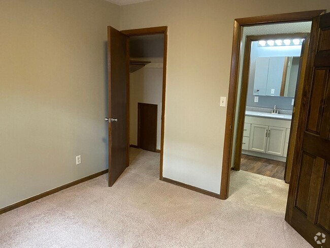 Building Photo - 2BR/1BA East Campus - Short Distance to Ca... Unit 10 Rental