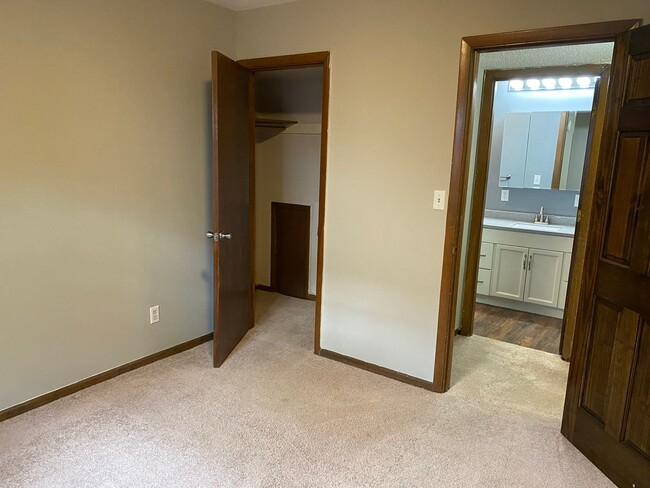 2BR/1BA East Campus - Short Distance to Ca... - 2BR/1BA East Campus - Short Distance to Ca... Apartment Unit 10
