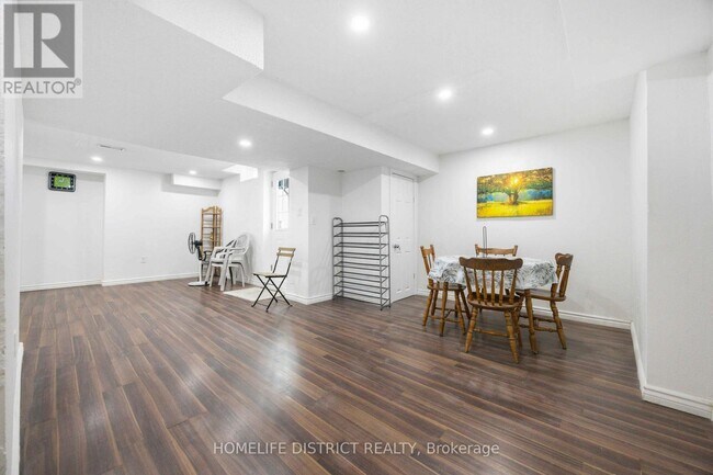 Photo - 579 Sheppard Ave