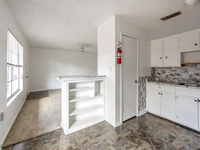 Building Photo - 1711 Wichita St Unit 15 Rental