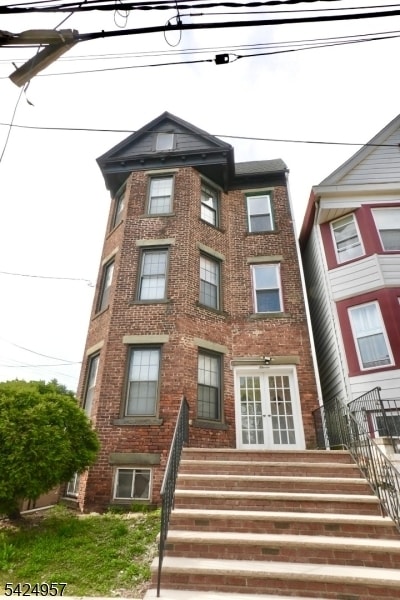 Building Photo - 11 Howard Pl Unit 2