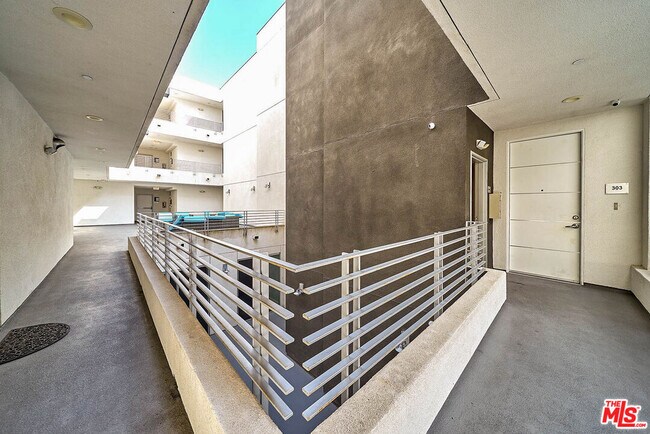 Photo - 1101 S Harvard Blvd Unidad 306