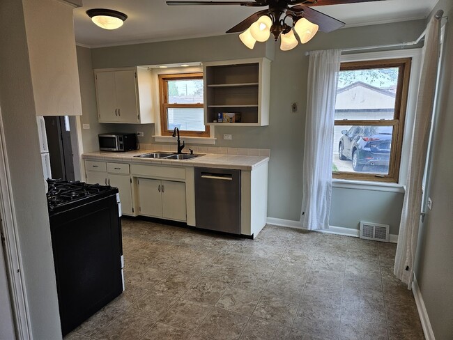 Photo - 5816 Superior St