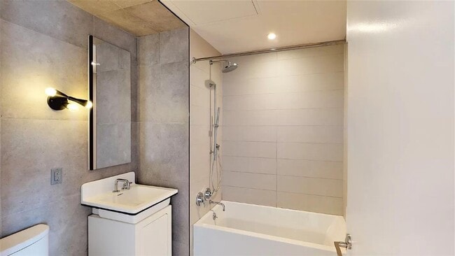 Photo - 557 Hart St Unit 13-05