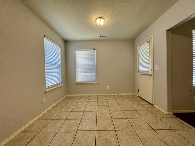 Photo - 807 SW River Rock St