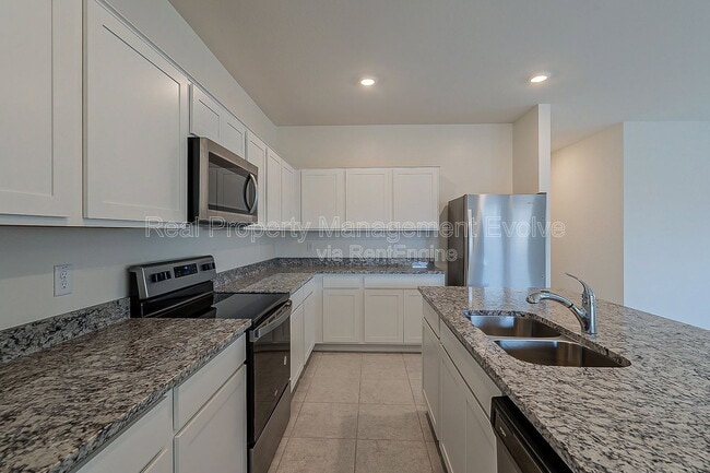 Building Photo - 6450 W Magdalena Ln