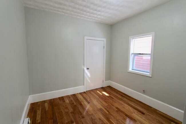 Photo - 94 E Cottage St Unit Amazing 4 bed/2 bath, Cats Friendly