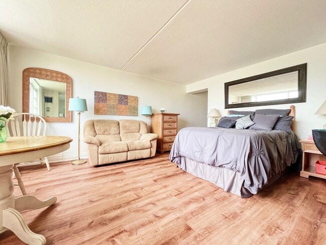 Building Photo - Pet Friendly Furnished Waikiki Studio with Central A/C and Parking. Utilities Included in Rent. Unit 2306