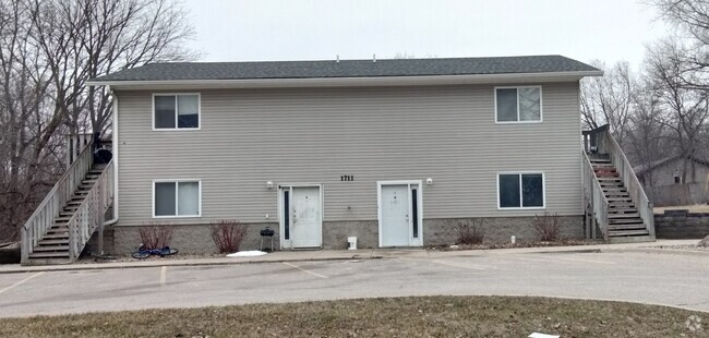 Building Photo - 2 Bedroom 1 Bathroom upstairs apartment Unit MCP 1711-#4
