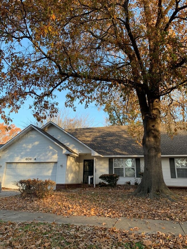 Building Photo - 606 W Elm Ave Unit A