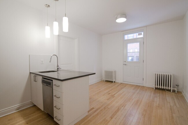 Photo - 3720 Chemin Queen Mary Unit 9