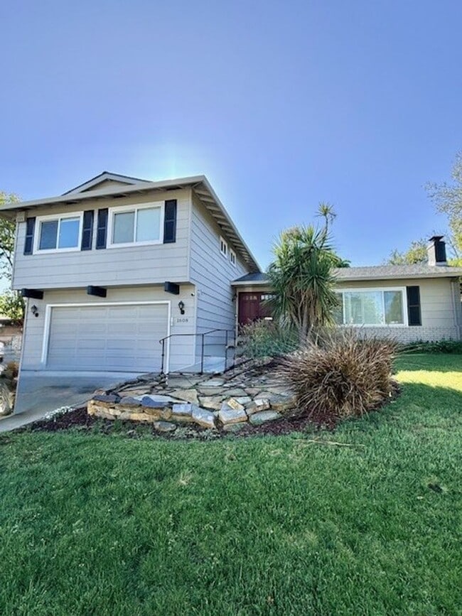 Building Photo - Beautiful 4 Bedroom 2.5 Bath Home in Montevideo Community