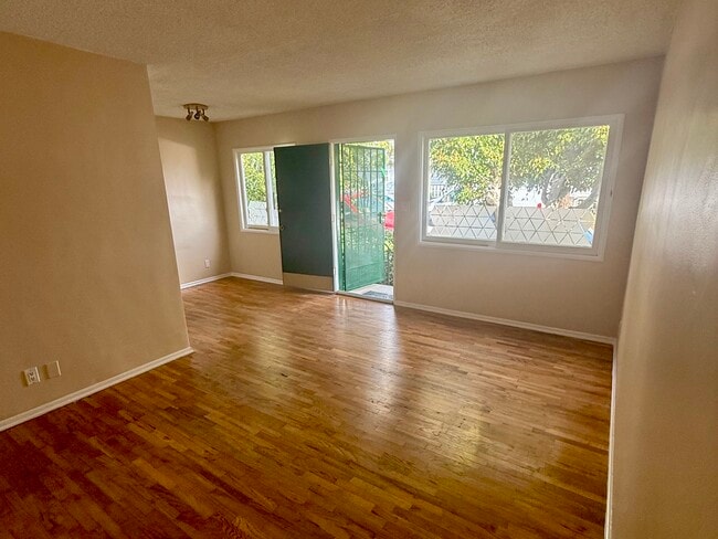 Building Photo - 610 Pier Ave Unit B