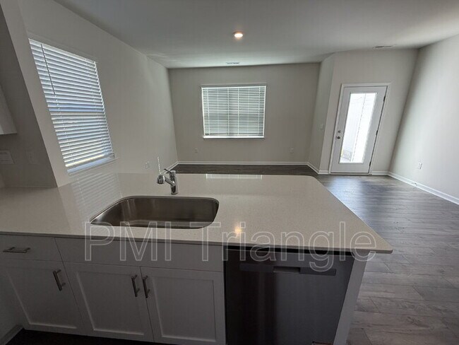 Photo - 434 Belgian Red Wy