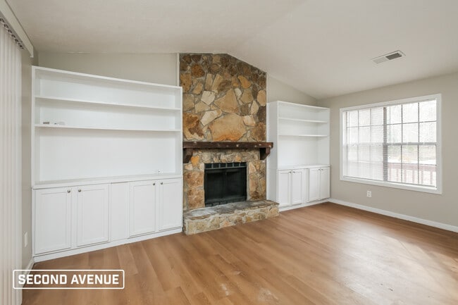 Photo - 643 Inland Way NW