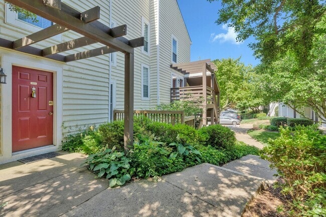 Building Photo - Bright & Cheery 2 BR 2 Bath Unit Available... Rental