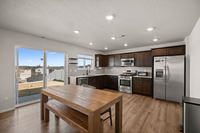 Photo - Beautiful 2022 Built Home With Views!