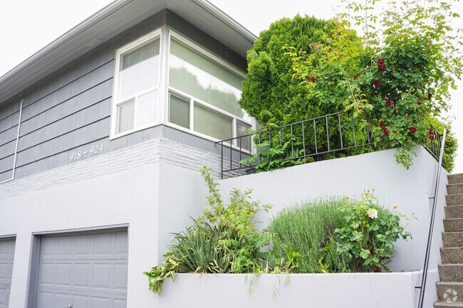 Building Photo - Updated Vintage 2Bed Courtyard Flat w/Hard... Unit 920 Rental