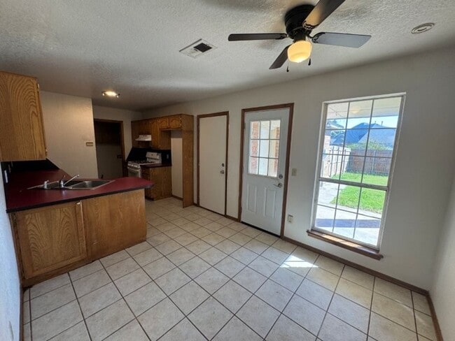 Photo - 4 bed 2story, 2 full baths, fenced yard, i...