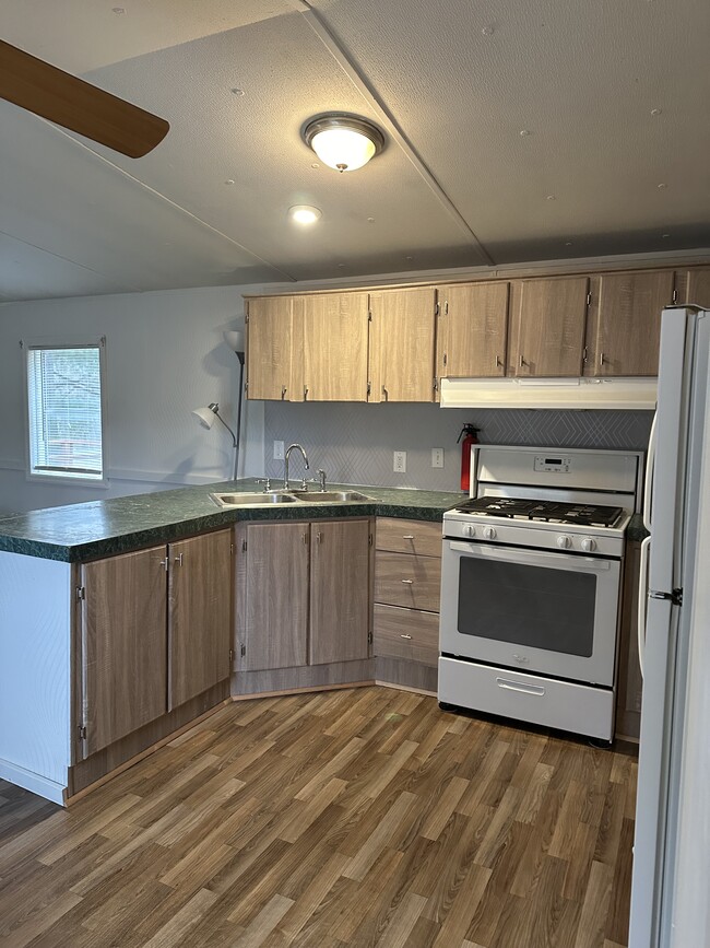 Kitchen - 6591 Hodge Rd House