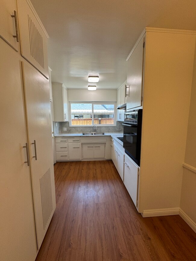 Kitchen - 743 Southview Rd Unit B