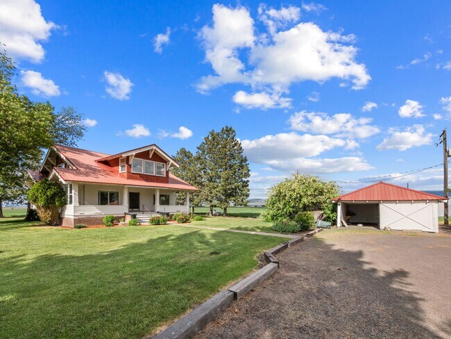 Photo - Beautiful craftsman style farmhouse outsid...