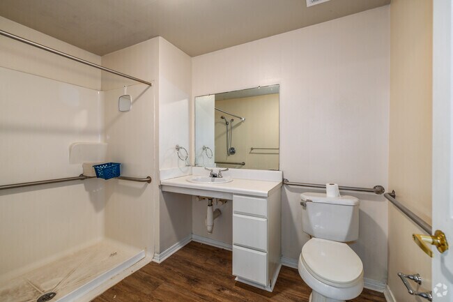 1BR, 1BA - 640SF - Bathroom