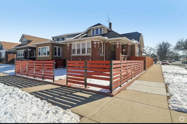 Building Photo - 4857 W Wellington Ave Rental