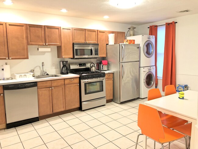 Building Photo - 130 W 8th St Unit #1,