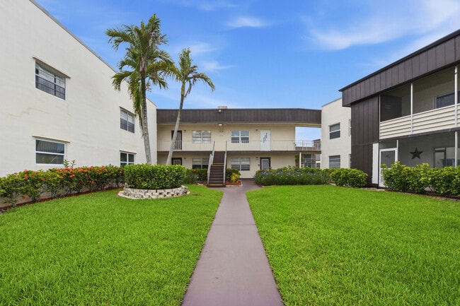 Building Photo - 441 Burgundy N Unit 441