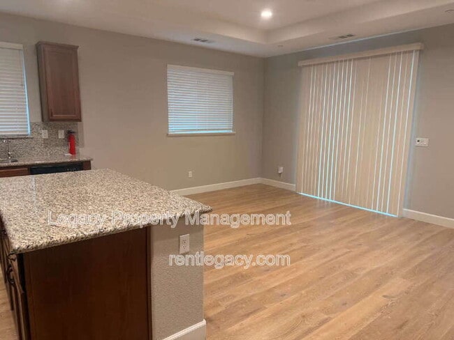 Photo - 452 Aster St