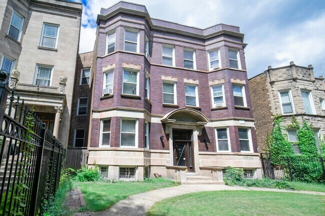 Photo - 6360 S Greenwood Ave Unit 6360 -  2