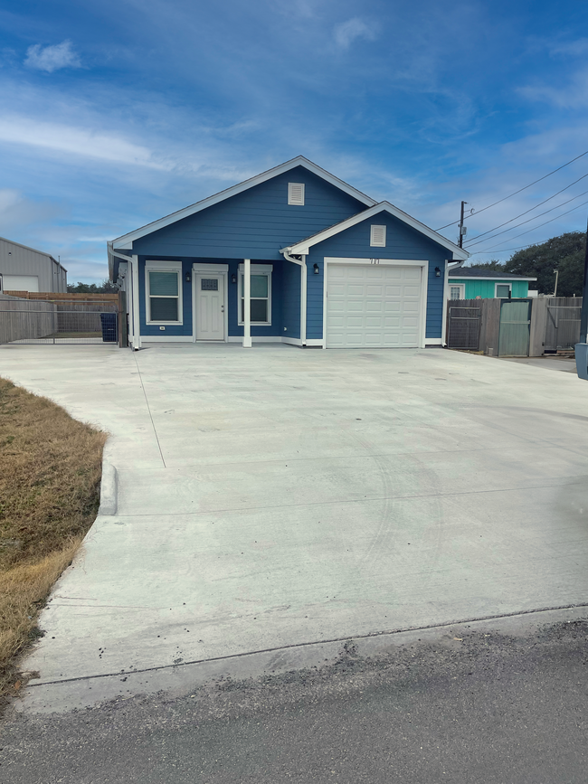 Front Entry with Spacious Driveway - 717 N 10th St Casa