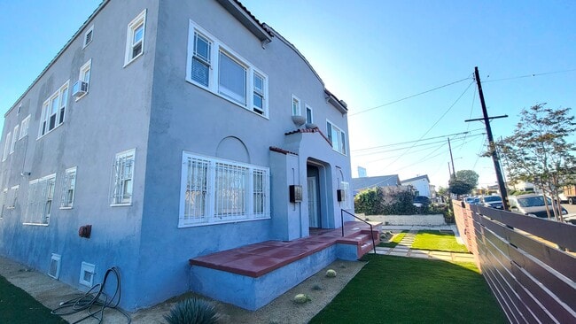 Building Photo - 3536 W 60th St Rental